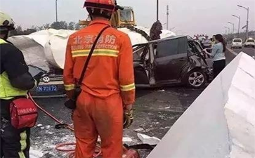 運(yùn)輸佛像的大車(chē)側(cè)翻，佛像摔斷，引發(fā)大堵車(chē)